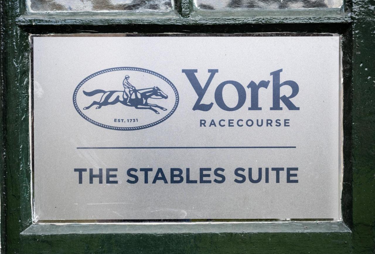 The Stable Suite At York Racecourse 外观 照片