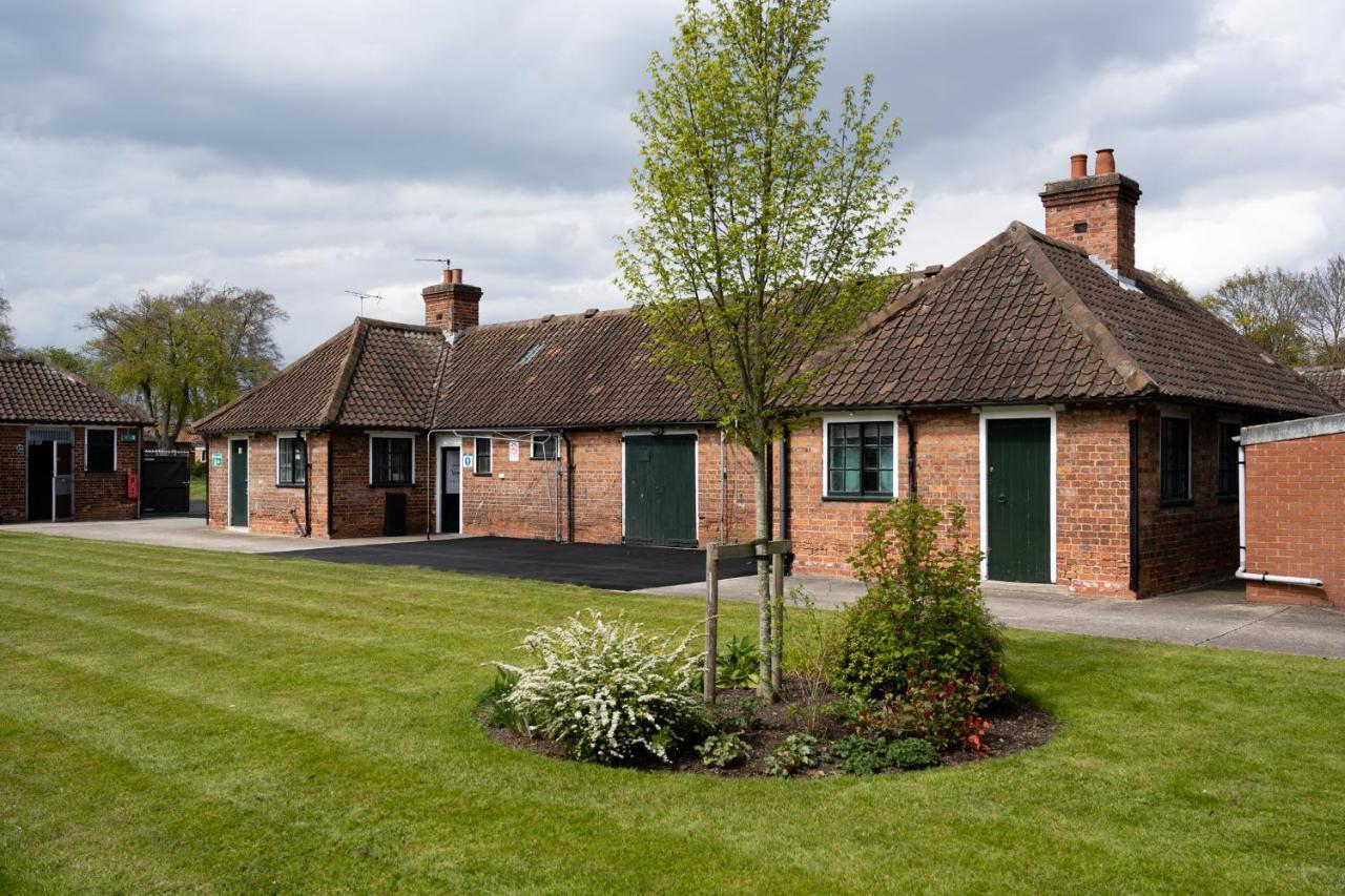 The Stable Suite At York Racecourse 外观 照片