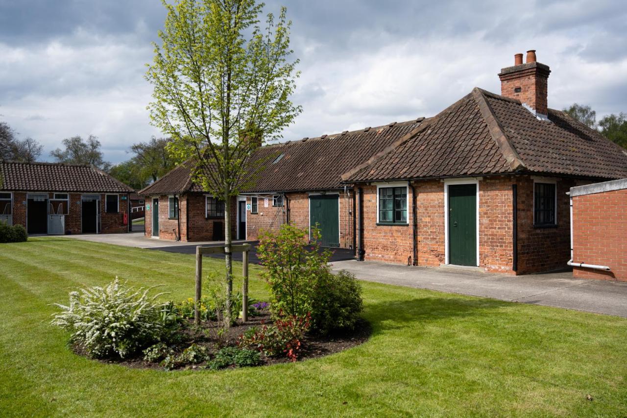 The Stable Suite At York Racecourse 外观 照片