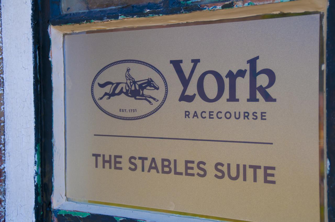 The Stable Suite At York Racecourse 外观 照片