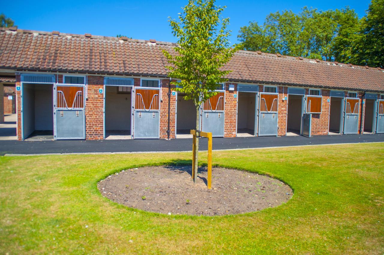 The Stable Suite At York Racecourse 外观 照片