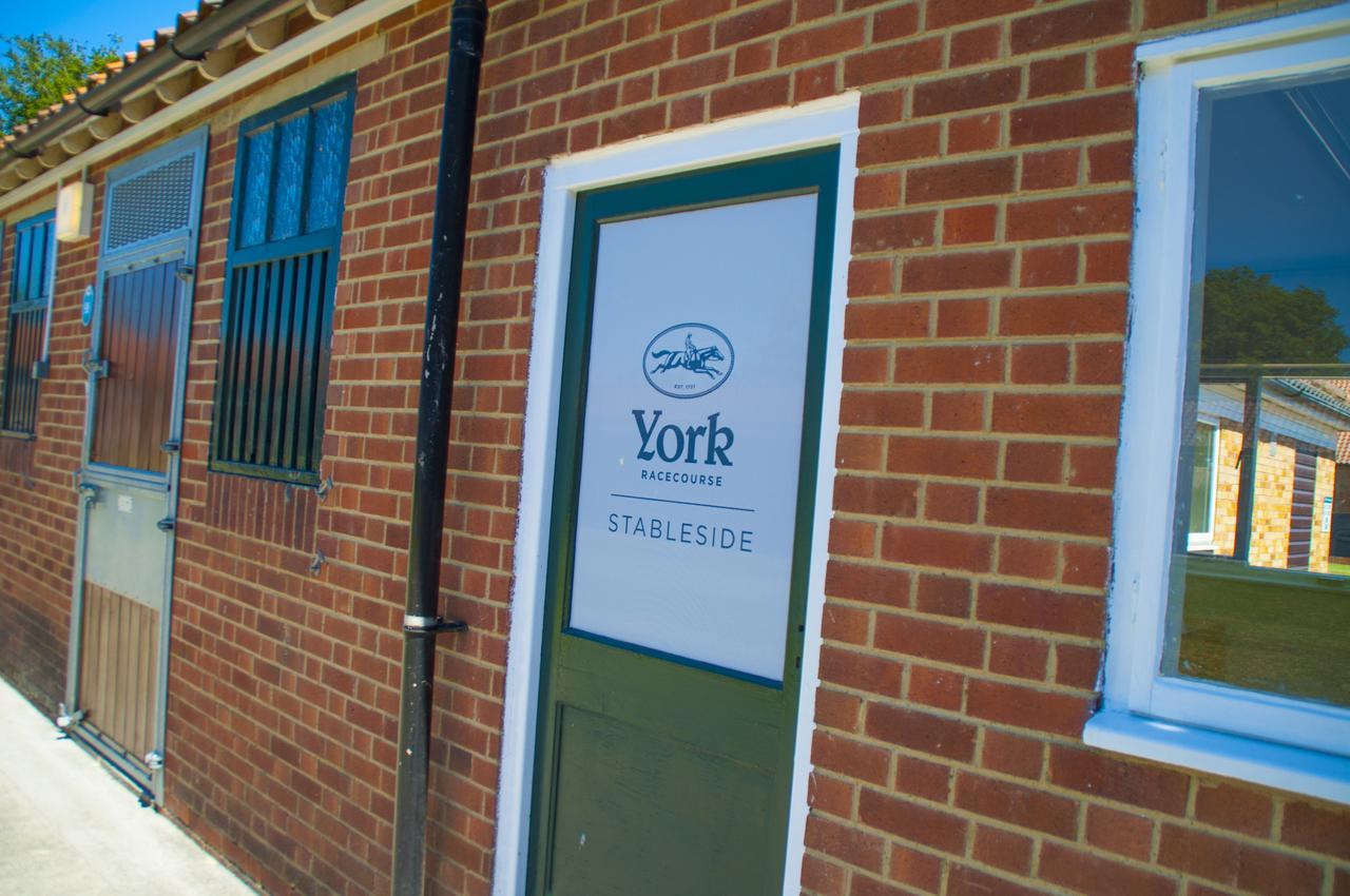The Stable Suite At York Racecourse 外观 照片